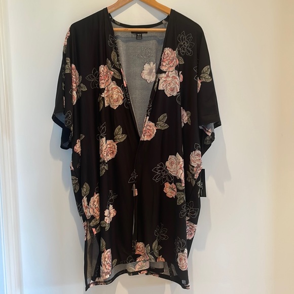 Short Kimono- Floral Pink/Black - Picture 2 of 4